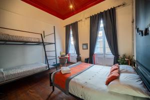 瓦尔帕莱索Maki Hostels & Suites Valparaiso的一间带两张双层床的卧室和两个窗户