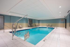 奥因斯米尔斯Holiday Inn Express & Suites Owings Mills-Baltimore Area, an IHG Hotel的游泳池位于酒店客房内,