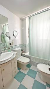 甘迪亚海滩FLORESTA GANDIA - Solo Familias的浴室配有卫生间、盥洗盆和淋浴。