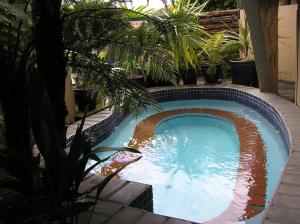 罗托鲁瓦大使温泉汽车旅馆的植物庭院中的游泳池