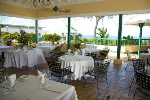 拉纳韦贝加的夫Spa酒店的一间设有白色桌椅的海洋餐厅