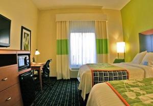 布伦瑞克不伦瑞克费尔菲尔德套房客栈的酒店客房设有两张床和电视。