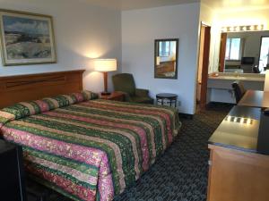 法夫阳光汽车旅馆的酒店客房设有床和水槽