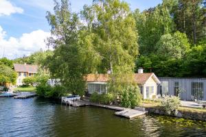 斯德哥尔摩Beautiful luxury family home surrounded by nature and water and only 20 minutes from city center的水面上的房子,有码头