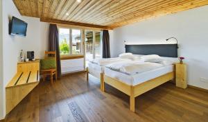 阿峙奇Bergblick Lodge - 3 Sterne Garni - Neueröffnung的一间卧室设有一张大床和一个窗户。