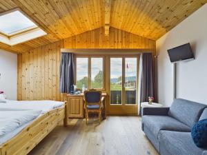 阿峙奇Bergblick Lodge - 3 Sterne Garni - Neueröffnung的酒店客房,配有床和沙发