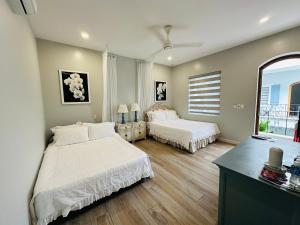美奈瑟伦尼蒂海滨度假村的一间卧室设有两张床和窗户。