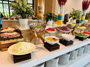 Thôn Hòa ÐaArena Cam Ranh Beach Resort的自助餐,桌上有碗食物