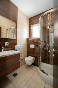 诺瓦利娅玛塔和托纳住宿加早餐旅馆的浴室配有卫生间、盥洗盆和淋浴。