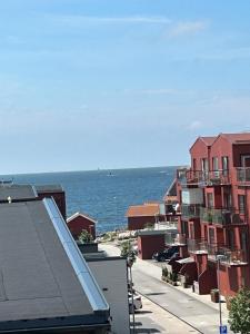 谢尔港På bryggan的一条城市街道,有建筑和海洋