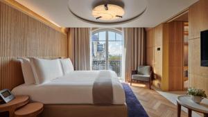 巴黎Hotel Lutetia的卧室设有一张白色大床和一扇窗户。