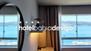 维戈Hotel Bahía de Vigo的镜子在酒店的窗户里