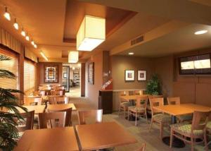 多瓦尔P.E蒙特利尔特鲁多机场品质套房酒店的一间设有木桌和椅子的餐厅