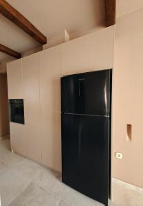 莫奈姆瓦夏Locanda的厨房角落的黑色冰箱