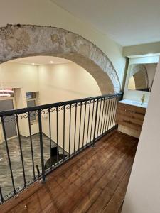 利马索尔Limassol Old Town Mansion的一间设有石墙楼梯的房间