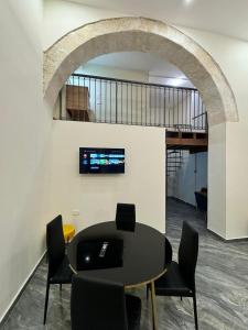 利马索尔Limassol Old Town Mansion的一间用餐室,配有黑色的桌子和椅子