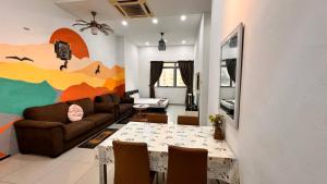 吉隆坡塔拉贡时间服务套房公寓的客厅配有沙发和桌子