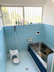 志摩市ISU BASE - Vacation STAY 12851的蓝色瓷砖浴室设有水槽和卫生间
