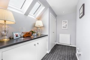 多诺赫Heartseed House Bed & Breakfast的一间设有一张桌子、两盏灯和一个窗户的房间
