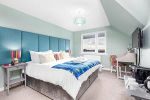 多诺赫Heartseed House Bed & Breakfast的一间卧室设有一张蓝色墙壁的大床