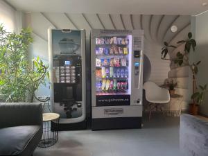 布加勒斯特布加勒斯特城市酒店的一台出售饮料的大型自动售货机