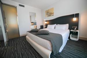 罗马贝斯特韦斯特皇家圣缇纳大酒店的一间位于酒店客房内的带大床的卧室