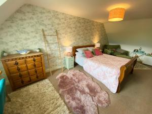 特尔福德Number 2, Spacious Rooms, Near Ironbridge!的一间卧室配有一张床、梳妆台和梯子