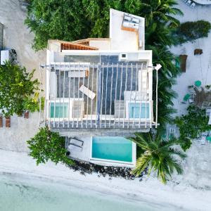 奥尔沃克斯岛Hotel Boutique Casa Muuch Holbox - Solo Adultos的海滩上房屋的空中景致