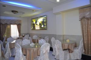 迪拜阿尔阿拉酒店的一间设有桌椅的房间和墙上的绘画