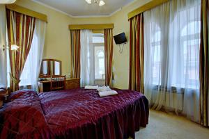 圣彼得堡艾丽吉雅酒店的酒店客房,配有带毛巾的床