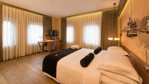 伊斯坦布尔Hotel Saint Sophia的酒店客房设有一张大床和一张书桌。