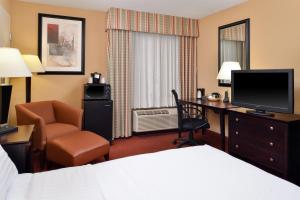 马丁斯堡马丁斯堡假日酒店的酒店客房配有一张床、一张书桌和一台电视。