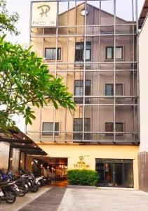 洛坤府Hotel Passion的停在前面的摩托车建筑