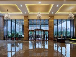 深圳Hongfeng Hotel Nanshan Branch的空的大堂,设有大窗户