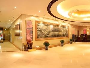 北京Beijing Ruyi Business Hotel的大堂墙上有大画