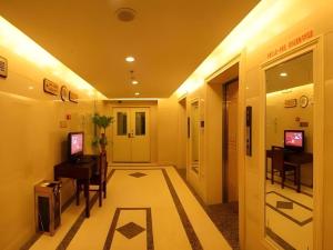 北京Beijing Ruyi Business Hotel的医院走廊,带桌子和房间