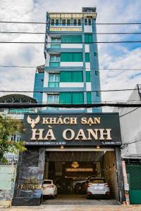 胡志明市Ha Oanh Hotel的一座有哈吉安哈瓦特标志的建筑物