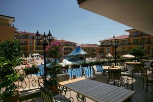 圣弗拉斯帕诺拉马德雷姆斯公寓式酒店的一个带桌椅的户外庭院和一个游泳池
