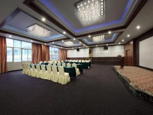 ShenzhenShenzhen Hanyong Hotel Fuyong Branch的大型客房设有桌椅