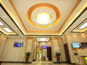 广州GreenTree Inn Guangzhou Baiyun International Airport Huaxi Road Express Hotel的大堂设有大型天花板和大型灯具