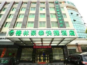 广州GreenTree Inn Guangzhou Baiyun International Airport Huaxi Road Express Hotel的前面有绿色写作的建筑