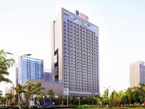 重庆Wyndham Grand Plaza Royale Huayu Chongqing的棕榈树城市的高楼