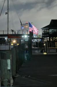 沃尔顿堡滩码头海湾度假酒店的码头旁悬挂美国国旗的船只