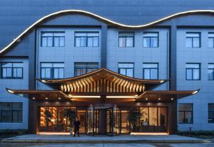 杭州S·dor Hotel Hangzhou Xiaoshan Intertational Airport的建筑的 ⁇ 染