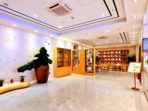 海口GreenTree Inn Haikou City Wuzhishan Road的藏有盆栽植物的图书馆