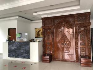 日惹Livinn Yogya Hotel的房间里的一扇大木门