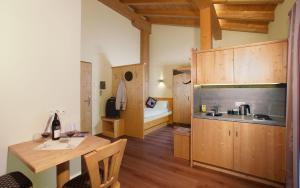 图克斯Haus Hintertux的一个带木制橱柜和桌子的厨房