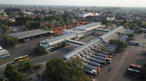 泗水Hotel Cahaya 3 Airport Juanda Surabaya的享有大楼空中景色,设有停车场