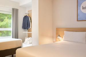 瓦伦西亚科学旅馆的酒店客房设有床和窗户。