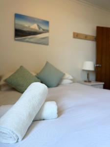 佩里舍峡谷斯庞思山林小屋的一间卧室配有带毛巾的床